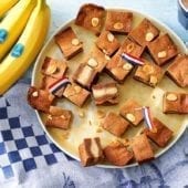 Spéculoos hollandais fourrés avec de la banane Chiquita et de la pâte d’amande avec des amandes sur le dessus